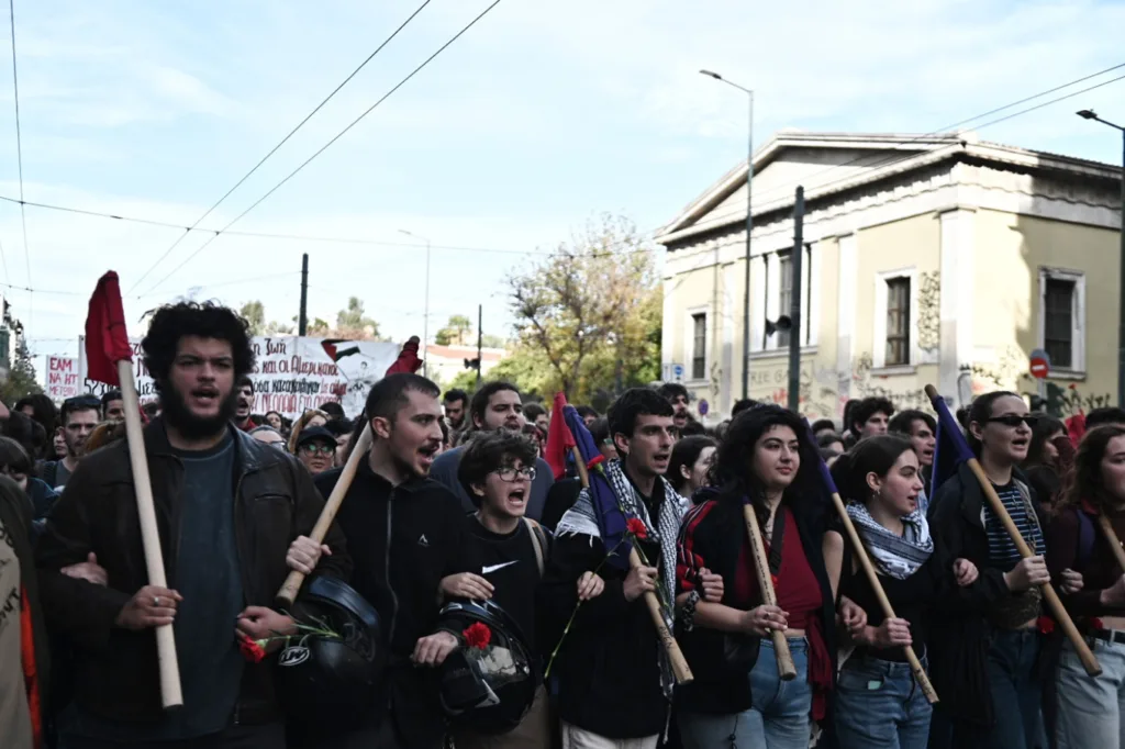 Πορεία μνήμης για τα 52 χρόνια από την εξέγερση του Πολυτεχνείου: 11 συλλήψεις και 43 προσαγωγές Πορεία μνήμης για τα 52 χρόνια από την εξέγερση του Πολυτεχνείου: 11 συλλήψεις και 43 προσαγωγές