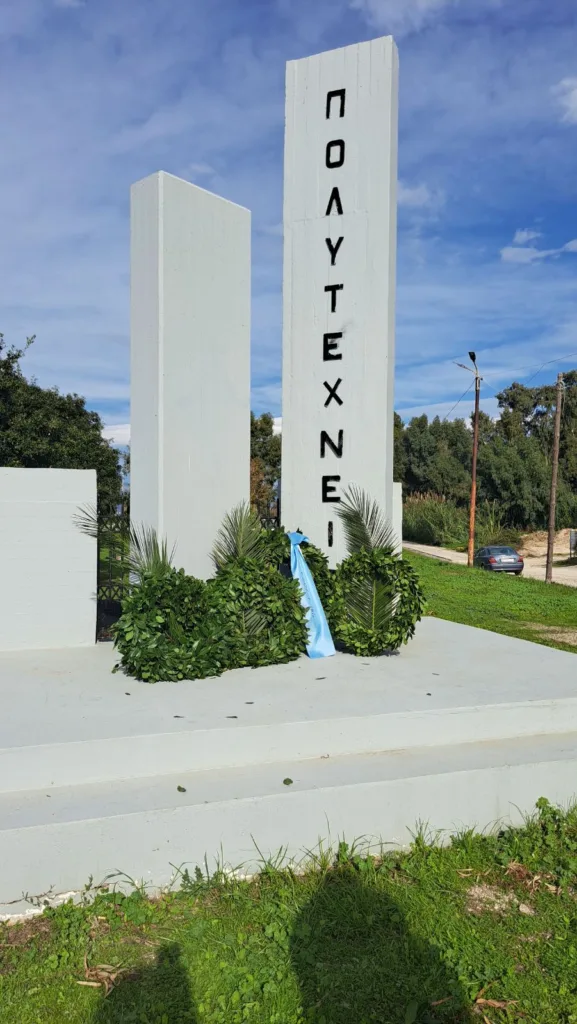 Η Νέα Δημοκρατία τίμησε στην Πάτρα την 52η Επέτειο του Πολυτεχνείου Η Νέα Δημοκρατία τίμησε στην Πάτρα την 52η Επέτειο του Πολυτεχνείου