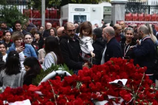 «Ένα λουλούδι για τη μνήμη»: Πλήθος στο Πολυτεχνείο 52 χρόνια μετά - Αυστηρά μέτρα στο κέντρο της Αθήνας