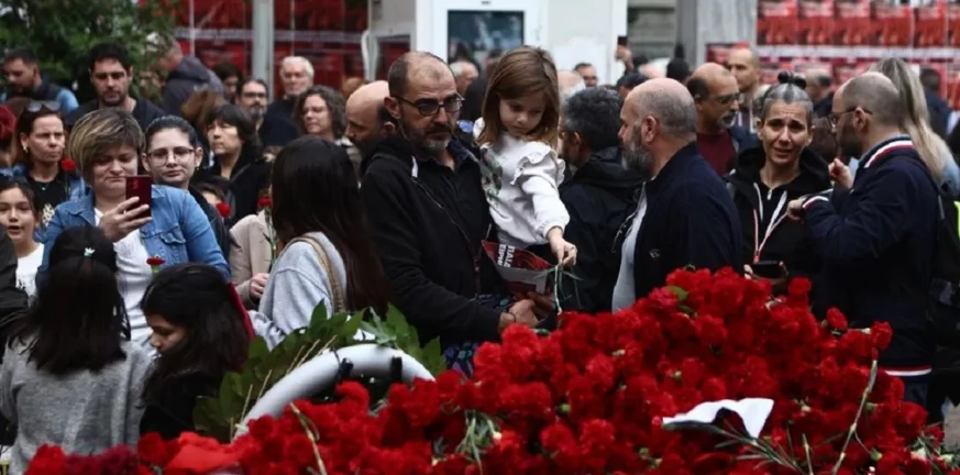 «Ένα λουλούδι για τη μνήμη»: Πλήθος στο Πολυτεχνείο 52 χρόνια μετά - Αυστηρά μέτρα στο κέντρο της Αθήνας