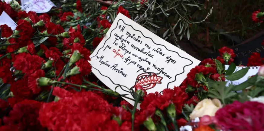 Πολυτεχνείο: Έκλεισαν οι πύλες - Μικροεντάσεις και 11 προσαγωγές λίγο πριν την πορεία προς την πρεσβεία