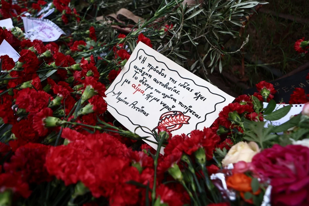 «Ένα λουλούδι για τη μνήμη»: Πλήθος στο Πολυτεχνείο 52 χρόνια μετά - Αυστηρά μέτρα στο κέντρο της Αθήνας «Ένα λουλούδι για τη μνήμη»: Πλήθος στο Πολυτεχνείο 52 χρόνια μετά - Αυστηρά μέτρα στο κέντρο της Αθήνας