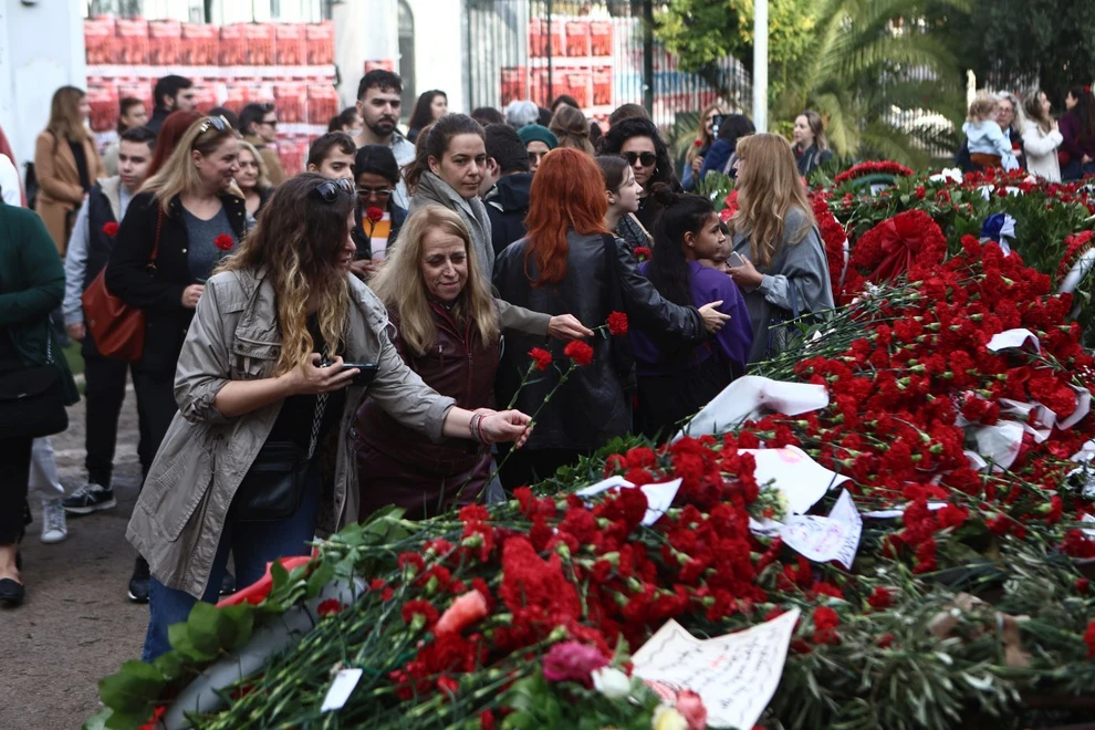 «Ένα λουλούδι για τη μνήμη»: Πλήθος στο Πολυτεχνείο 52 χρόνια μετά - Αυστηρά μέτρα στο κέντρο της Αθήνας «Ένα λουλούδι για τη μνήμη»: Πλήθος στο Πολυτεχνείο 52 χρόνια μετά - Αυστηρά μέτρα στο κέντρο της Αθήνας