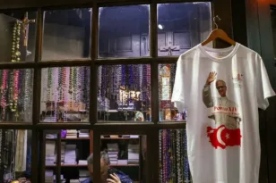 Πάπας Λέων: Έβγαλαν στην Τουρκία μέχρι και μπλουζάκια με το φωτογραφία του! ΦΩΤΟ