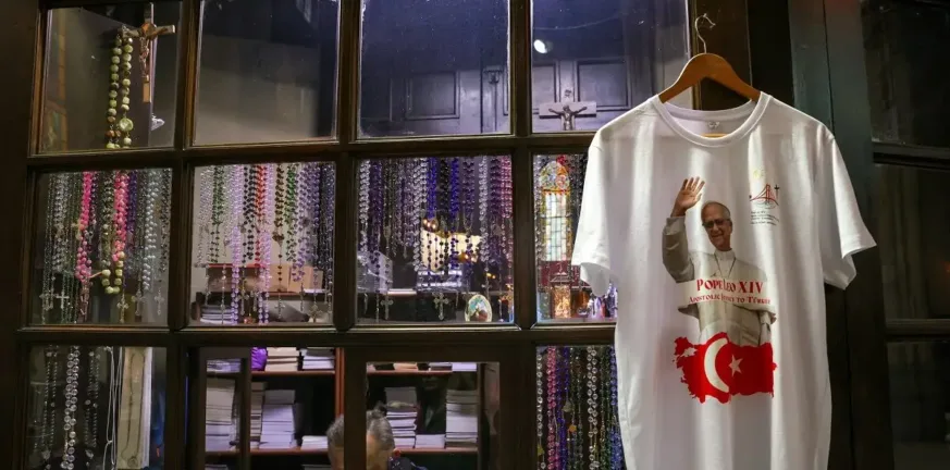 Πάπας Λέων: Έβγαλαν στην Τουρκία μέχρι και μπλουζάκια με το φωτογραφία του! ΦΩΤΟ