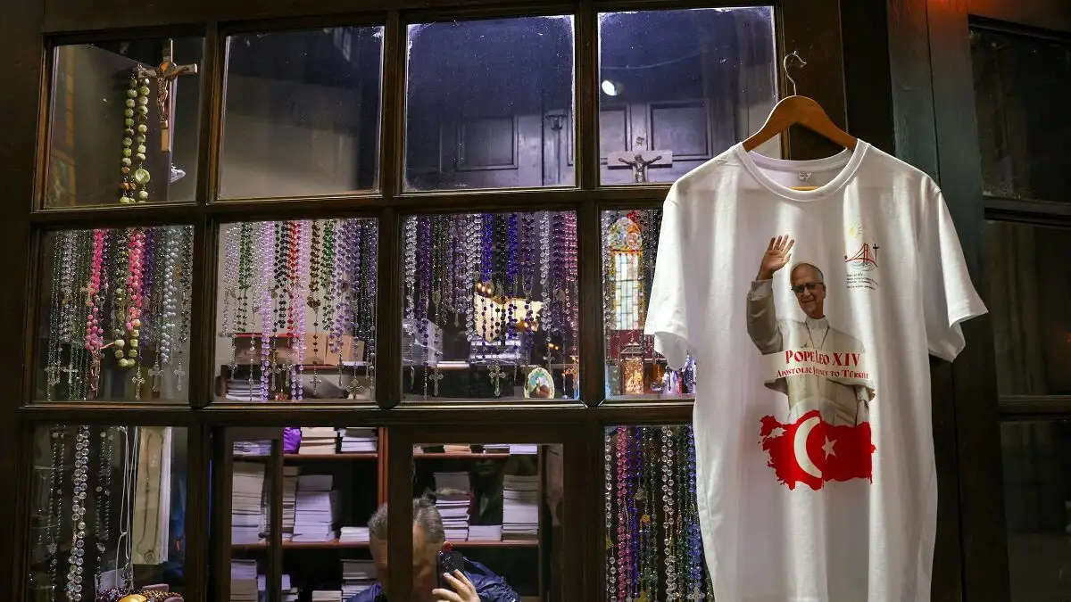 Πάπας Λέων: Έβγαλαν στην Τουρκία μέχρι και μπλουζάκια με το φωτογραφία του! ΦΩΤΟ Πάπας Λέων: Έβγαλαν στην Τουρκία μέχρι και μπλουζάκια με το φωτογραφία του! ΦΩΤΟ