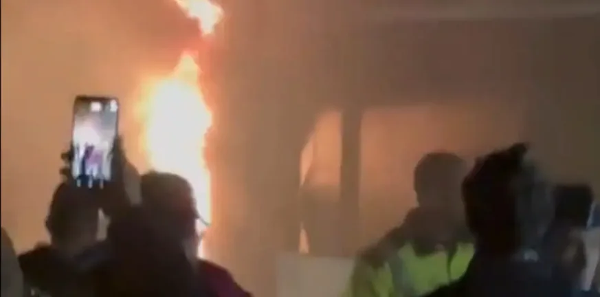 Οπαδοί της Μπαρτσελόνα άναψαν πυρσούς και το πούλμαν τους πήρε φωτιά! ΒΙΝΤΕΟ