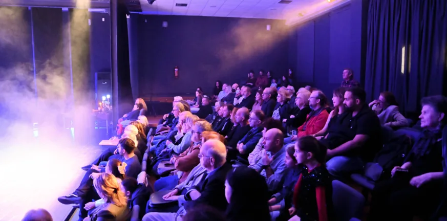 Παραμυθένια πρεμιέρα για το ΔΗΠΕΘΕ Πάτρας: Η «Πεντάμορφη και το Τέρας» έφερε τη μαγεία στο Μπάρρυ ΦΩΤΟ