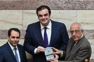 Κατατέθηκε ο προϋπολογισμός 2026: «Ρεαλιστικός, κοινωνικός και αναπτυξιακός», λέει ο Πιερρακάκης – Τα 2,9 δισ. ευρώ σε παρεμβάσεις και όλες οι ελαφρύνσεις