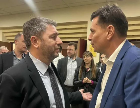 Πάτρα: Εμφάνιση-έκπληξη Ψωμά στην Περιφερειακή Συνδιάσκεψη του ΠΑΣΟΚ, τετ-α-τετ με Ανδρουλάκη