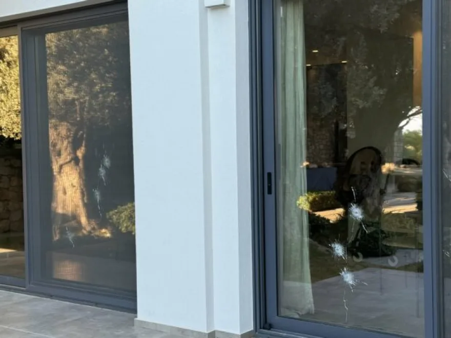 Το μαύρο στεφάνι και οι 14 πυροβολισμοί στο σπίτι επιχειρηματία στη Ρόδο, ΦΩΤΟ