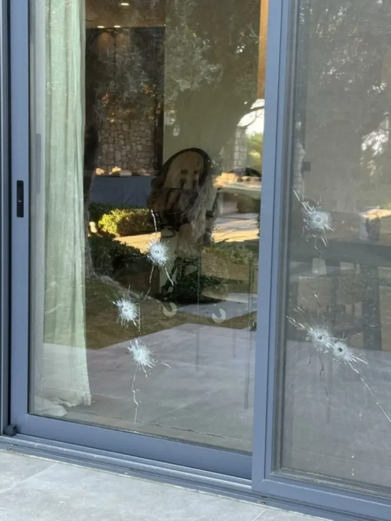 Το μαύρο στεφάνι και οι 14 πυροβολισμοί στο σπίτι επιχειρηματία στη Ρόδο, ΦΩΤΟ