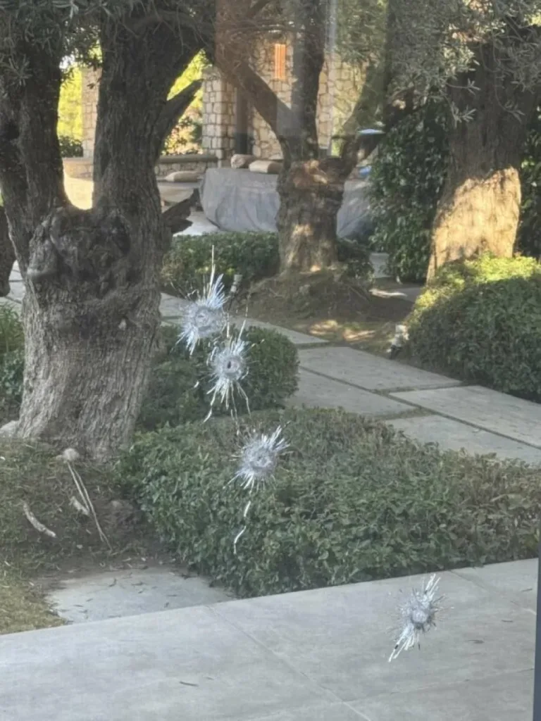 Το μαύρο στεφάνι και οι 14 πυροβολισμοί στο σπίτι επιχειρηματία στη Ρόδο, ΦΩΤΟ