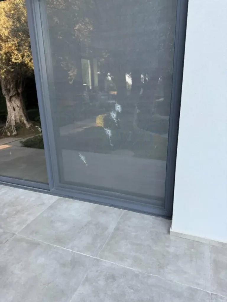 Το μαύρο στεφάνι και οι 14 πυροβολισμοί στο σπίτι επιχειρηματία στη Ρόδο, ΦΩΤΟ