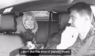 ΒΙΝΤΕΟ με γυναίκα να απειλεί με ματσέτα ταξιτζή, δεν της άρεσε τραγούδι!