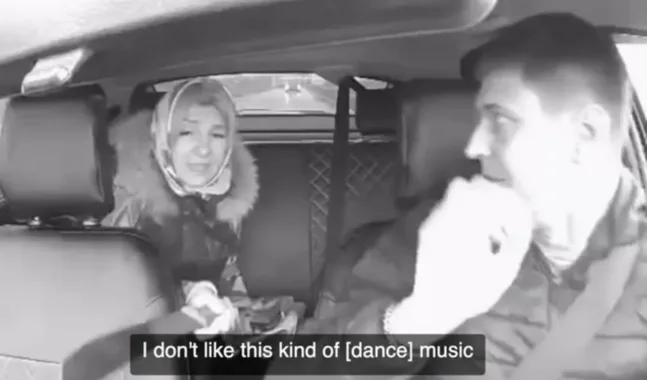 ΒΙΝΤΕΟ με γυναίκα να απειλεί με ματσέτα ταξιτζή, δεν της άρεσε τραγούδι!