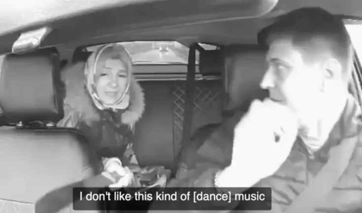 ΒΙΝΤΕΟ με γυναίκα να απειλεί με ματσέτα ταξιτζή, δεν της άρεσε τραγούδι!