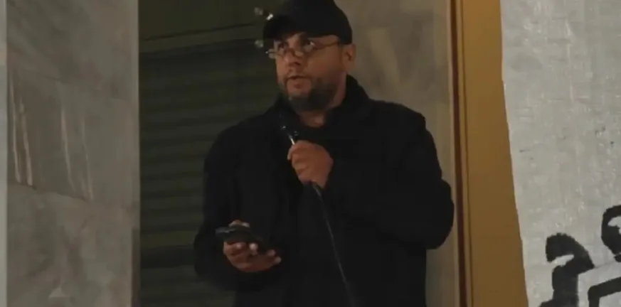 «Ο πόνος έγινε φλόγα μέσα μου»: Ο Πάνος Ρούτσι συγκλόνισε στο Πολυτεχνείο μιλώντας για τον γιο του, Ντένις, και τα Τέμπη