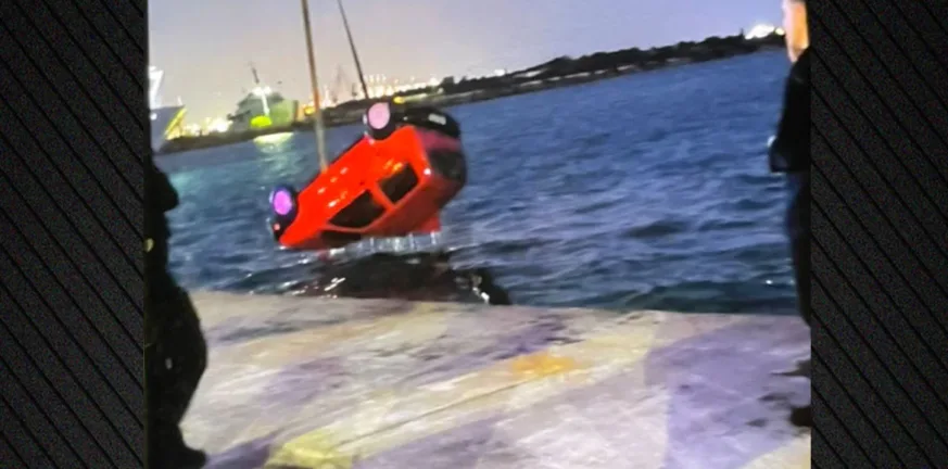 Σαλαμίνα: Χωρίς τις αισθήσεις του ανασύρθηκε ο οδηγός αυτοκινήτου που έπεσε στη θάλασσα στο λιμάνι των Παλουκιών