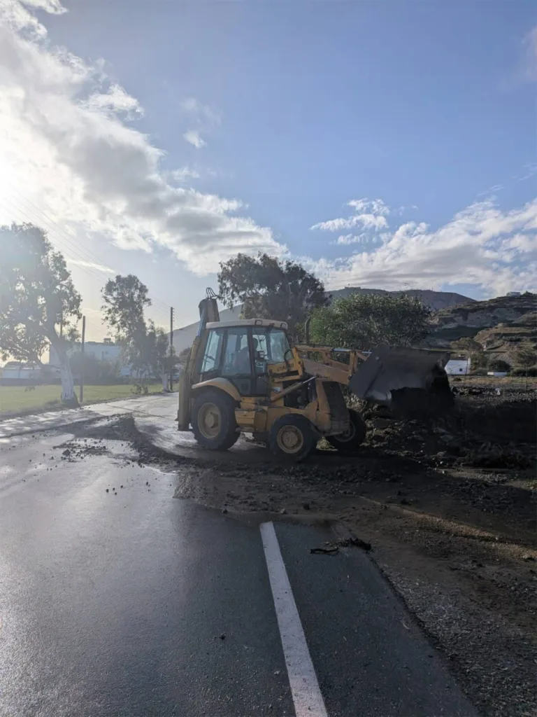 Σαντορίνη: Καταστροφικό πέρασμα από την κακοκαιρία Adel ΦΩΤΟ, ΒΙΝΤΕΟ