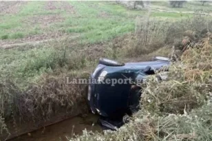 Λαμία: Φορτηγό συγκρούστηκε με αυτοκίνητο και το έριξε μέσα σε χαντάκι ΒΙΝΤΕΟ