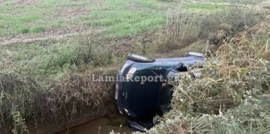 Λαμία: Φορτηγό συγκρούστηκε με αυτοκίνητο και το έριξε μέσα σε χαντάκι ΒΙΝΤΕΟ