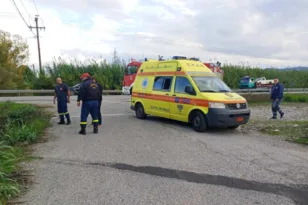 Τροχαίο στην Πατρών – Πύργου: Αυτοκίνητο «καρφώθηκε» σε κολώνα και κατέληξε εκτός δρόμου