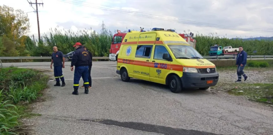 Τροχαίο στην Πατρών – Πύργου: Αυτοκίνητο «καρφώθηκε» σε κολώνα και κατέληξε εκτός δρόμου