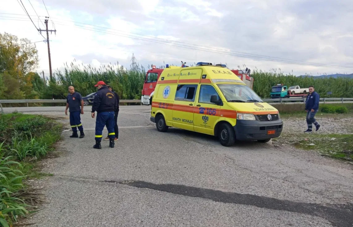 Τροχαίο στην Πατρών – Πύργου: Αυτοκίνητο «καρφώθηκε» σε κολώνα και κατέληξε εκτός δρόμου