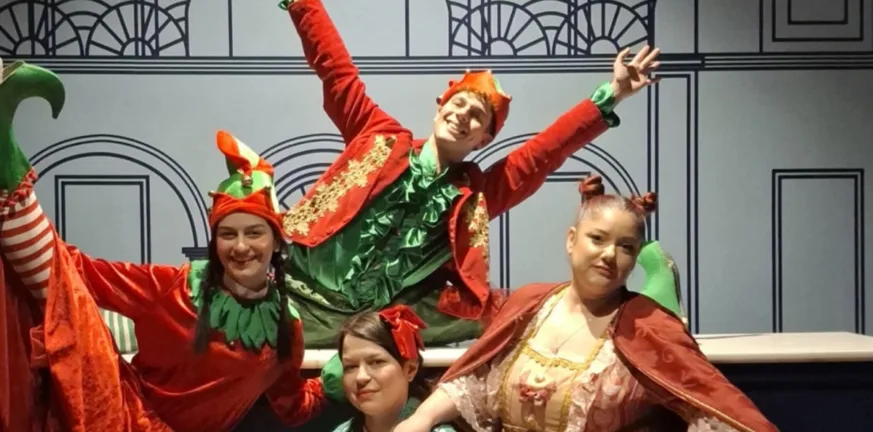 «Το σεντούκι της γιαγιάς»: Χριστουγεννιάτικη οικογενειακή παράσταση στο Royal Theater Patras με μηνύματα και μαγεία