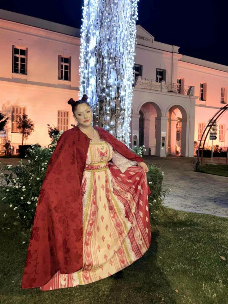 «Το σεντούκι της γιαγιάς»: Χριστουγεννιάτικη οικογενειακή παράσταση στο Royal Theater Patras με μηνύματα και μαγεία