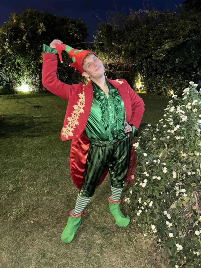 «Το σεντούκι της γιαγιάς»: Χριστουγεννιάτικη οικογενειακή παράσταση στο Royal Theater Patras με μηνύματα και μαγεία