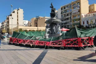 Πάτρα: Νέο περιστατικό βανδαλισμού στο σιντριβάνι της πλατείας Γεωργίου – Δύο φορές μέσα σε λίγες ώρες ξηλώθηκαν τα προστατευτικά ΦΩΤΟ