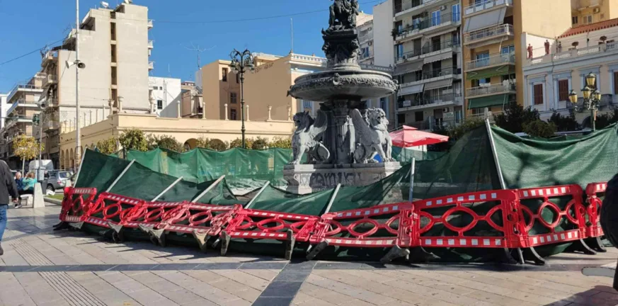 Πάτρα: Νέο περιστατικό βανδαλισμού στο σιντριβάνι της πλατείας Γεωργίου - Δύο φορές μέσα σε λίγες ώρες ξηλώθηκαν τα προστατευτικά ΦΩΤΟ