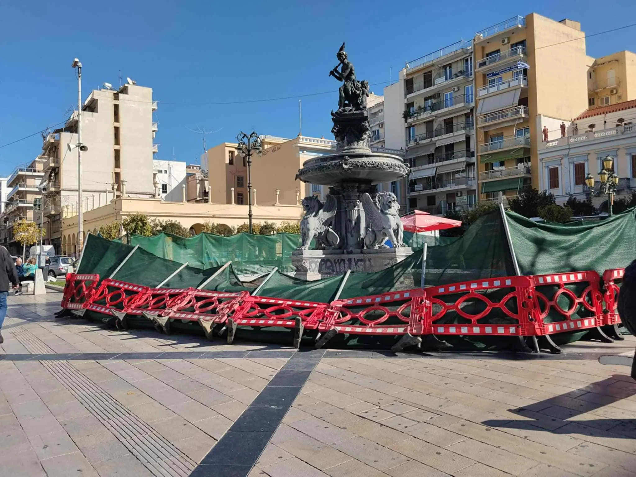 Πάτρα: Νέο περιστατικό βανδαλισμού στο σιντριβάνι της πλατείας Γεωργίου - Δύο φορές μέσα σε λίγες ώρες ξηλώθηκαν τα προστατευτικά ΦΩΤΟ Πάτρα: Νέο περιστατικό βανδαλισμού στο σιντριβάνι της πλατείας Γεωργίου - Δύο φορές μέσα σε λίγες ώρες ξηλώθηκαν τα προστατευτικά ΦΩΤΟ