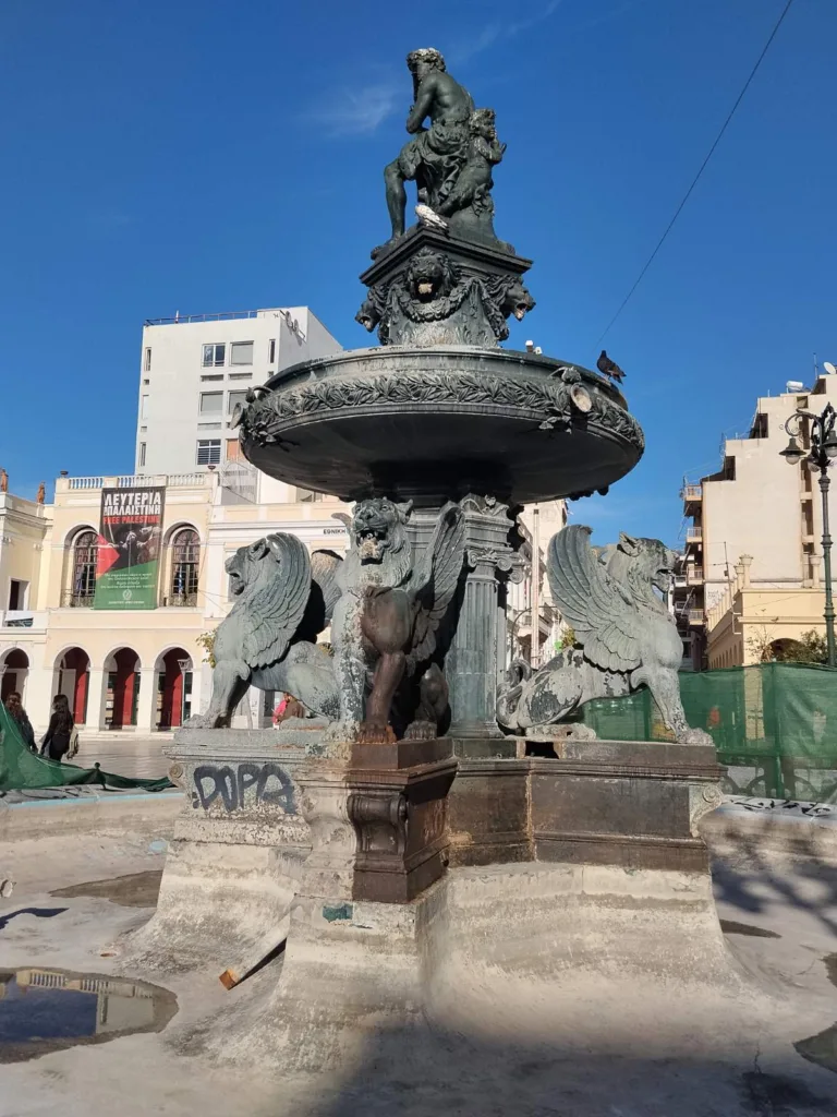 Πάτρα-Πλατεία Γεωργίου: Οι γρύπες «επιστρέφουν» – Εντυπωσιακή η πρώτη εικόνα των συντηρημένων σιντριβανιών