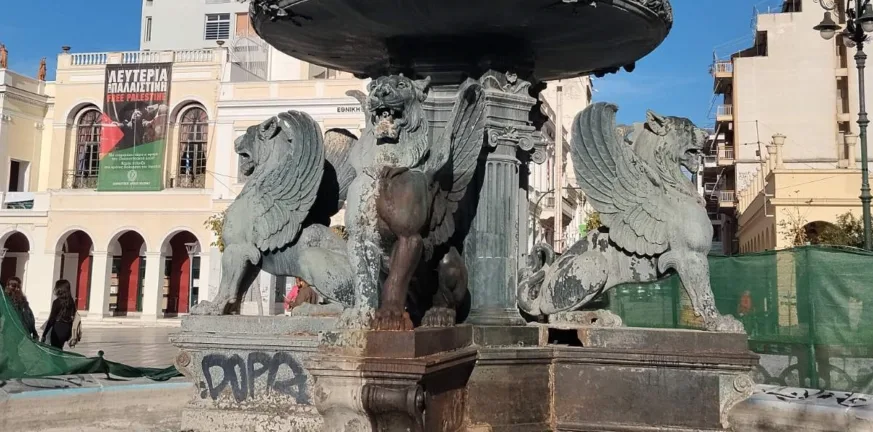 Πάτρα-Πλατεία Γεωργίου: Οι γρύπες «επιστρέφουν» – Εντυπωσιακή η πρώτη εικόνα των συντηρημένων σιντριβανιών