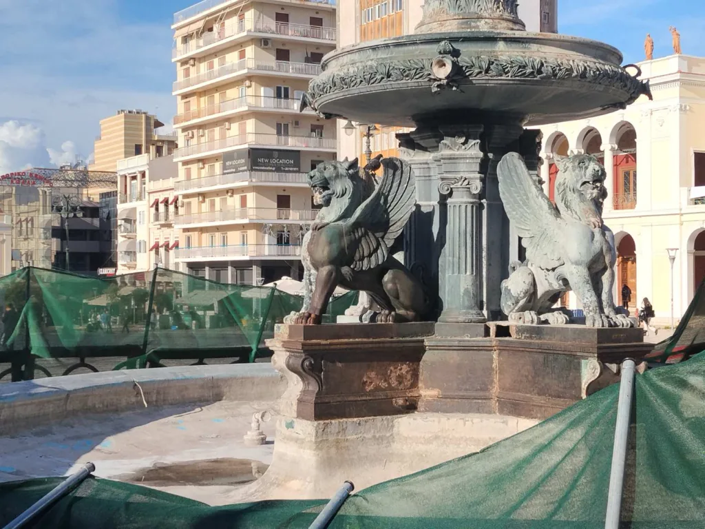 Πάτρα-Πλατεία Γεωργίου: Οι γρύπες «επιστρέφουν» – Εντυπωσιακή η πρώτη εικόνα των συντηρημένων σιντριβανιών