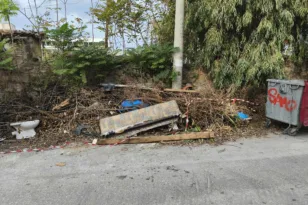 Ο … σκουπιδότοπος δίπλα στον σταθμό του ΟΣΕ