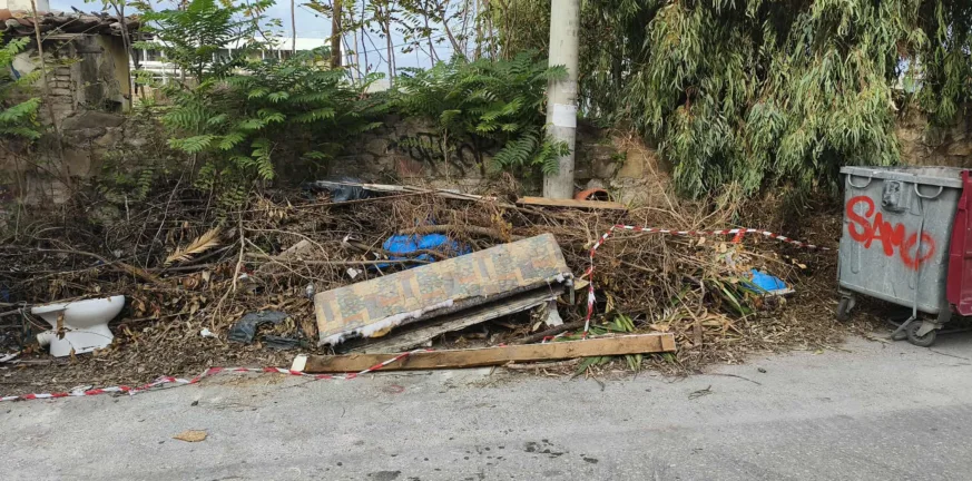 Ο … σκουπιδότοπος δίπλα στον σταθμό του ΟΣΕ