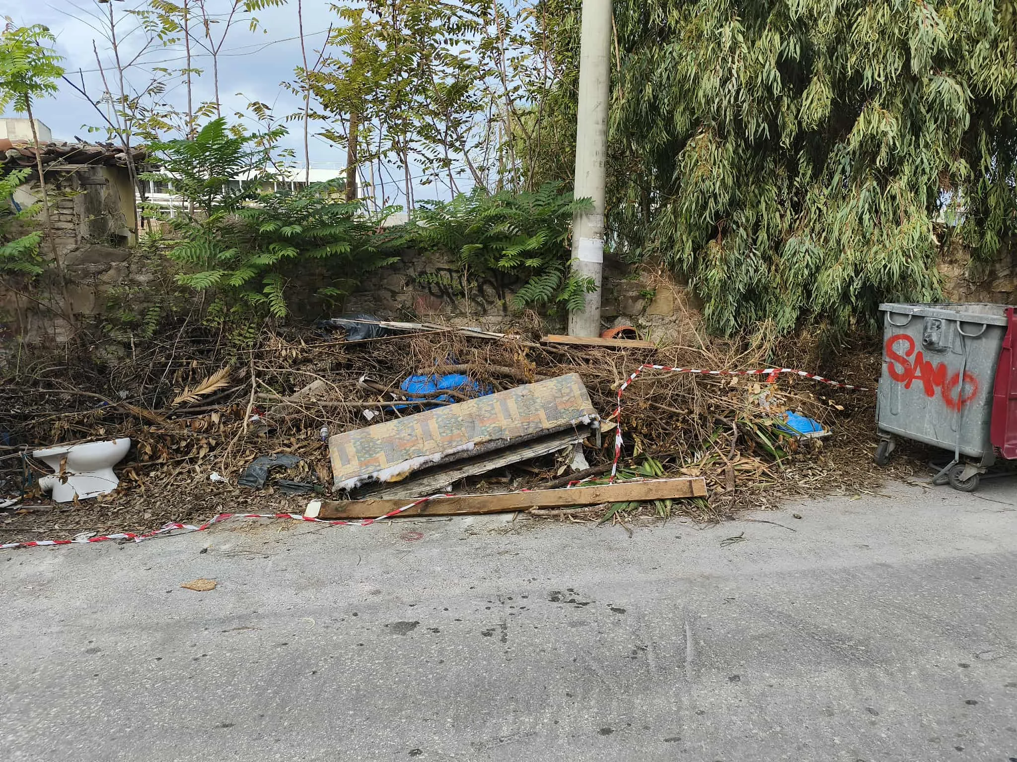 Ο … σκουπιδότοπος δίπλα στον σταθμό του ΟΣΕ