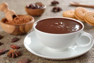 Ζεστή σοκολάτα: Το εργαλείο που υπάρχει σε όλες τις κουζίνες και την απογειώνει!