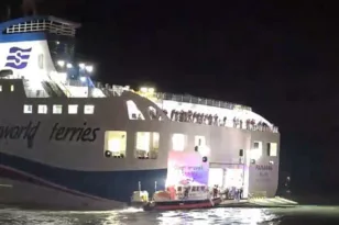 Νότια Κορέα: Πλοίο με 267 επιβάτες προσάραξε σε βράχια