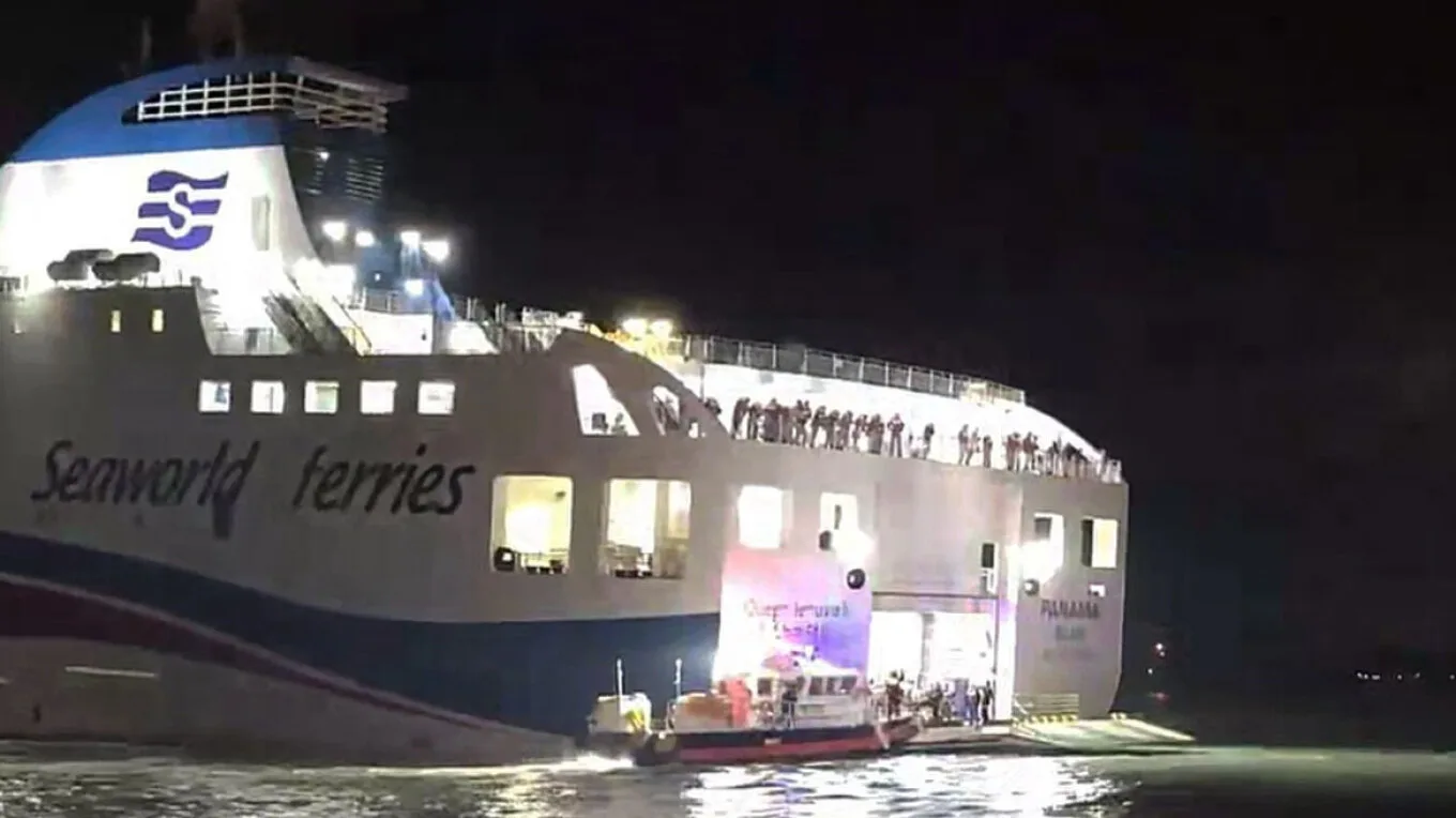 Νότια Κορέα: Πλοίο με 267 επιβάτες προσάραξε σε βράχια Νότια Κορέα: Πλοίο με 267 επιβάτες προσάραξε σε βράχια