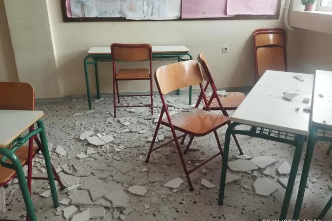 Κατέρρευσαν σοβάδες σε σχολείο και έπεσαν στα κεφάλια μαθητών! ΦΩΤΟ