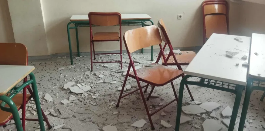 Κατέρρευσαν σοβάδες σε σχολείο και έπεσαν στα κεφάλια μαθητών! ΦΩΤΟ