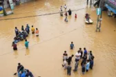 Νοτιοανατολική Ασία: Φονικές πλημμύρες, αγγίζουν τους 350 νεκρούς, ολόκληρες περιοχές κάτω από τα νερά, ΒΙΝΤΕΟ