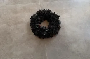 Το μαύρο στεφάνι και οι 14 πυροβολισμοί στο σπίτι επιχειρηματία στη Ρόδο, ΦΩΤΟ