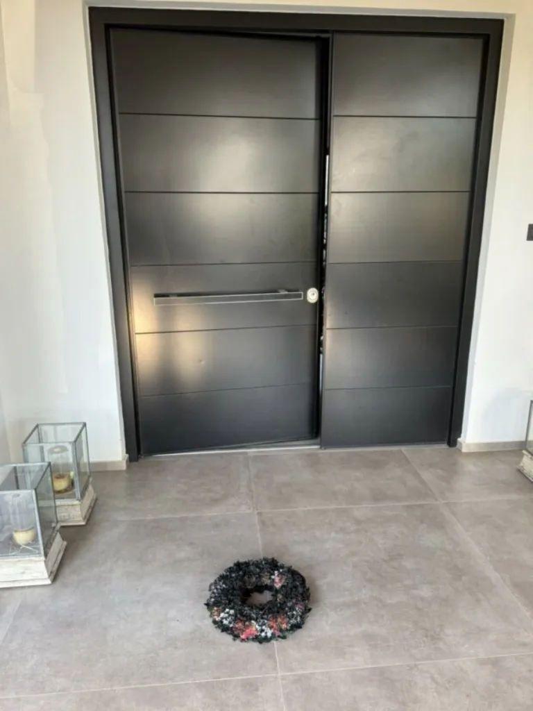 Το μαύρο στεφάνι και οι 14 πυροβολισμοί στο σπίτι επιχειρηματία στη Ρόδο, ΦΩΤΟ