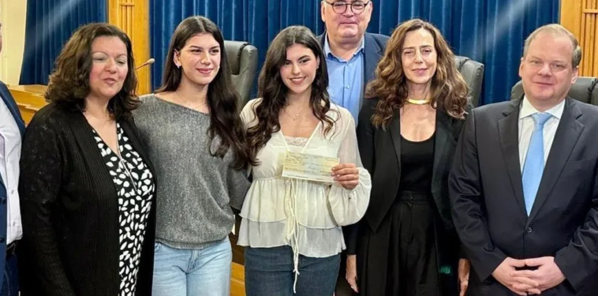 Οργή από μητέρα θύματος των Τεμπών για τη βράβευση φοιτήτριας από τον Κώστα Αχ. Καραμανλή